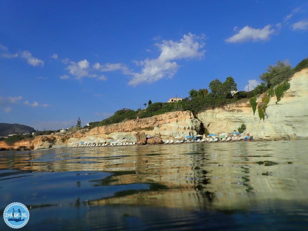 de baai van Anissaras, net ten westen van Chersonissos, wordt over het algemeen als mooi en aangenaam beschouwd, vooral vanwege het heldere water en de rustigere sfeer in vergelijking met het nabijgelegen Chersonissos. Het is een georganiseerd strand met zand en rotsen, ideaal voor snorkelen en duiken.