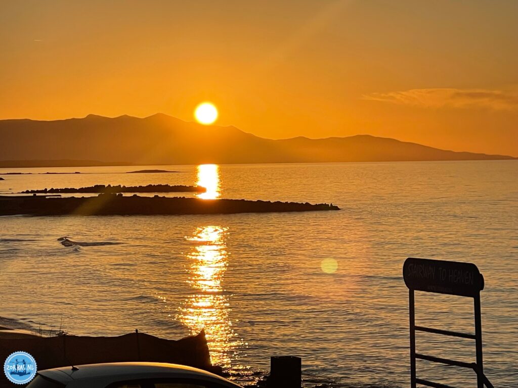 in juni is de mooiste zonsondergang op zorbas island Kokkini hani aan zee