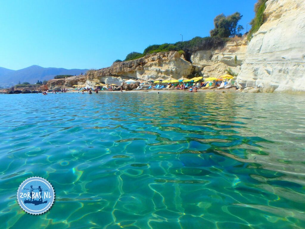 Een vakantie in Noord-Kreta in juli staat garant voor een warme, zonovergoten en levendige ervaring. Juli behoort tot het hoogseizoen, wat betekent dat het druk is, maar de sfeer is uitstekend voor strandliefhebbers