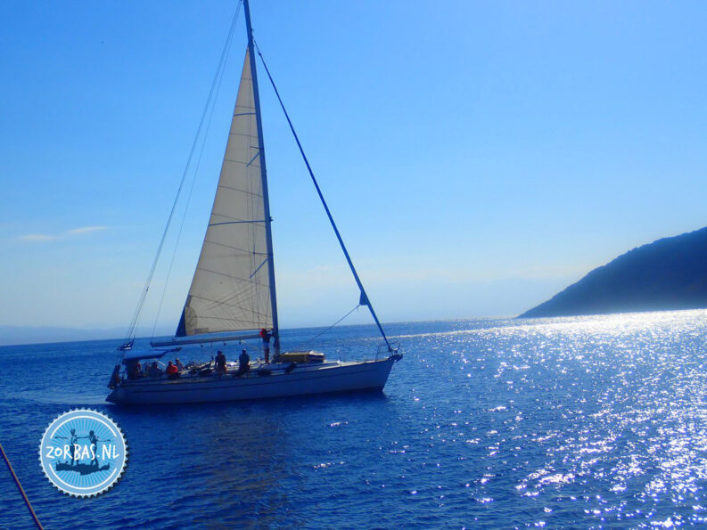 zeilen in een leuke excursie op kreta, hier zeilen we via Heraklion haven naar dia eiland