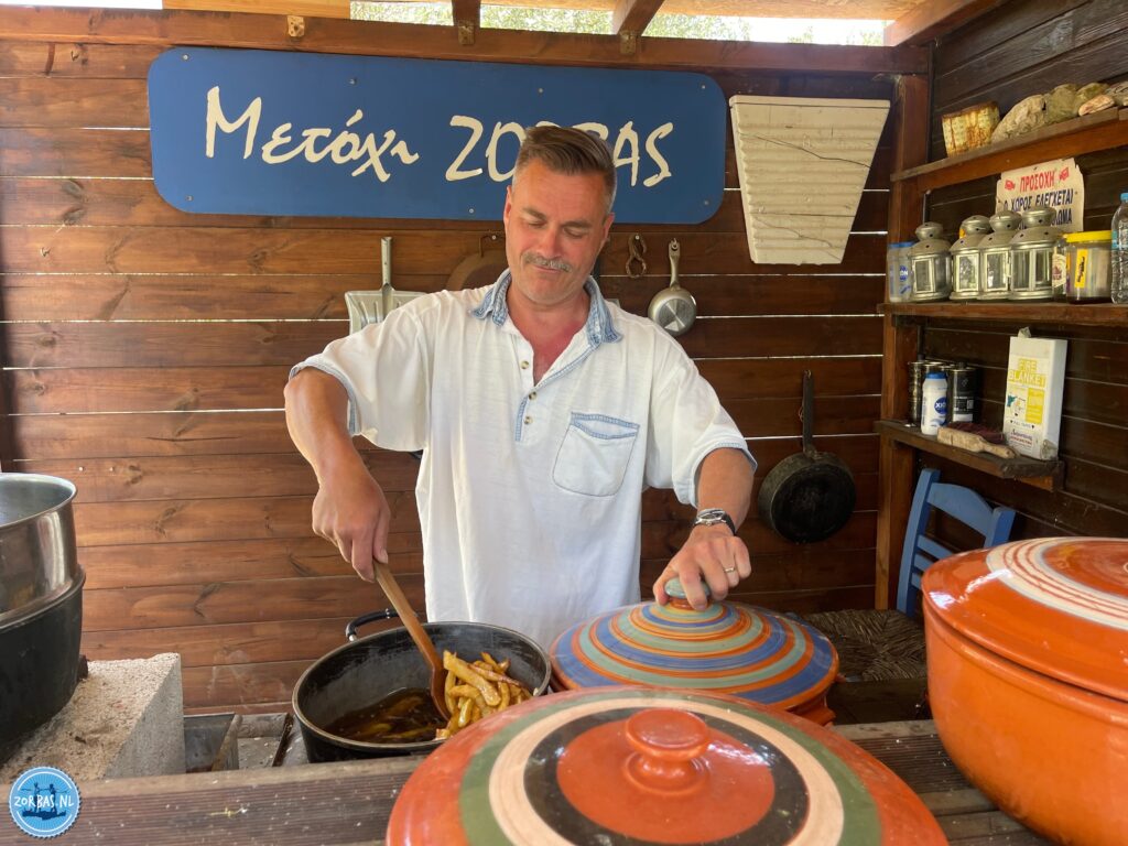 Always wanted to learn how to cook greek dishes? Join us for a one-day or multiple day cooking workshop in an olive field.
