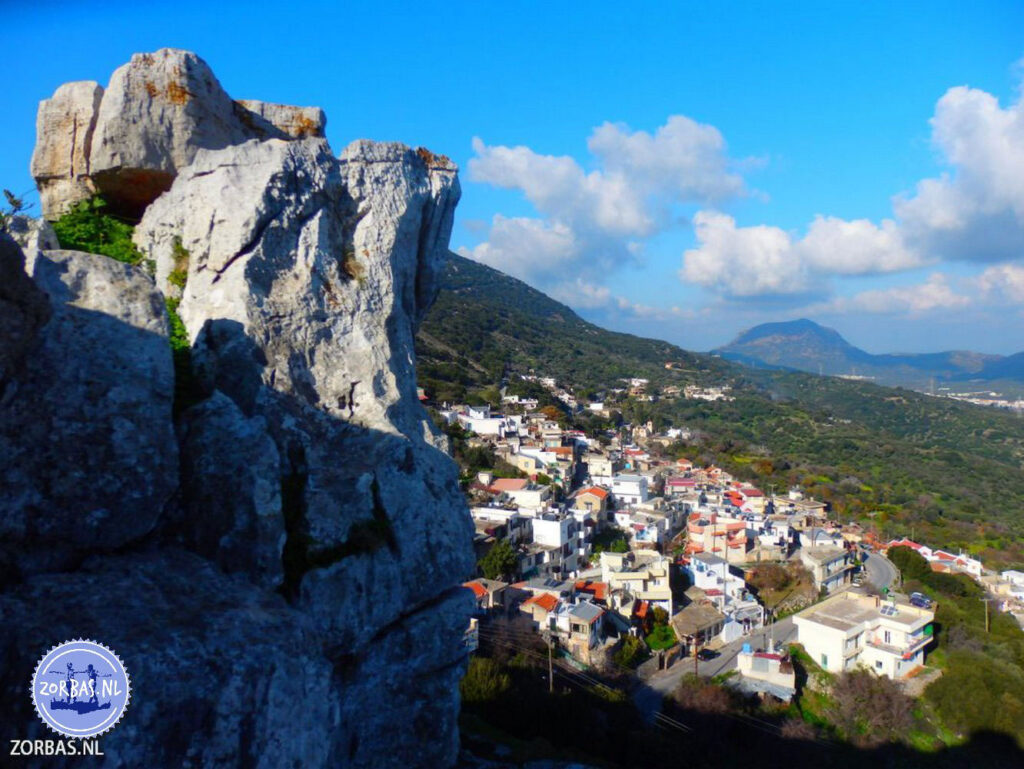 vanuit Limnes lopen we naar het oude dorp Choumeriakos, wel een klim naar boven over het oude ezeldpad