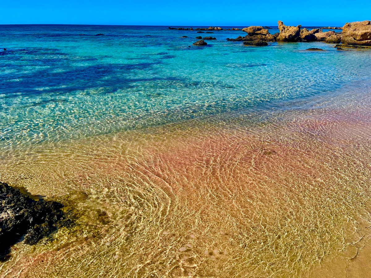 Actueel weer Zorbas Island: Deze week kenmerkt zich door stabiel en zonnig weer. De temperatuur ligt continu tussen 29°C en 31°C, ondersteund door een aangename bries uit het noordwesten.