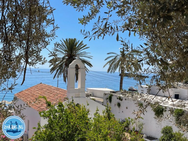 e4 wandelen langs de kust van zoet water bronnen naar het plaatsje Loutro. Pas op in het voorjaar aqls het pas nog niet schoongemaakt is. 