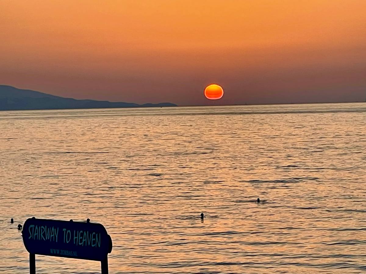 In de maanden mei en juni kruipt de zon op Kreta steeds dichter naar de kustlijn toe. Dat betekent dat we nu op Zorbas Island getrakteerd worden op de allermooiste zonsondergangen van het hele jaar! De lucht kleurt spectaculair diep oranje, roze en paars. Dit wil je niet missen vanaf ons terras!