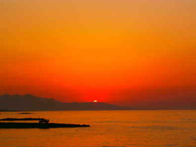 Zomers vooruitzicht: Komende week blijft het zonnig en warm op Zorbas Island (29-33°C), met een lichte tot matige bries (3-4 Bft) vanaf zee.