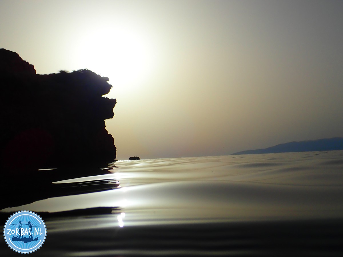 norkelen op Kreta is zeker leuk, met veel heldere wateren, diverse onderwaterlandschappen en een rijke zee, vooral in de zomermaanden (mei-oktober) wanneer het water warm is, met populaire plekken zoals Elafonisi, Balos Lagoon, en omgevingen rond Dia Island en Chrissi Island.