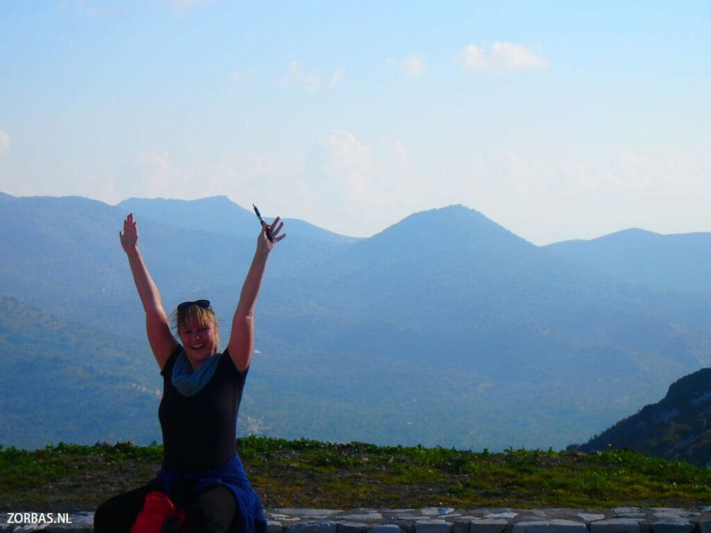 limnes 3 dorpen tour op Kreta met op de achtergrond de bergen van lassithi. 