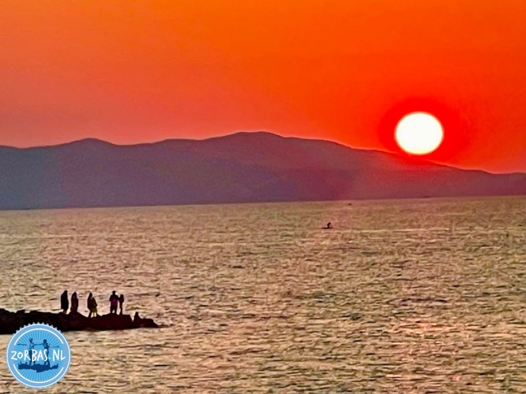 Als de zon ondergaat in Kokkini hani is het genieten van de mooiste zonsondergang van Kreta. Santorini eiland heeft de naam maar kom eens kijken op zorbas island na de ondergaande zon. Een echte beleving
