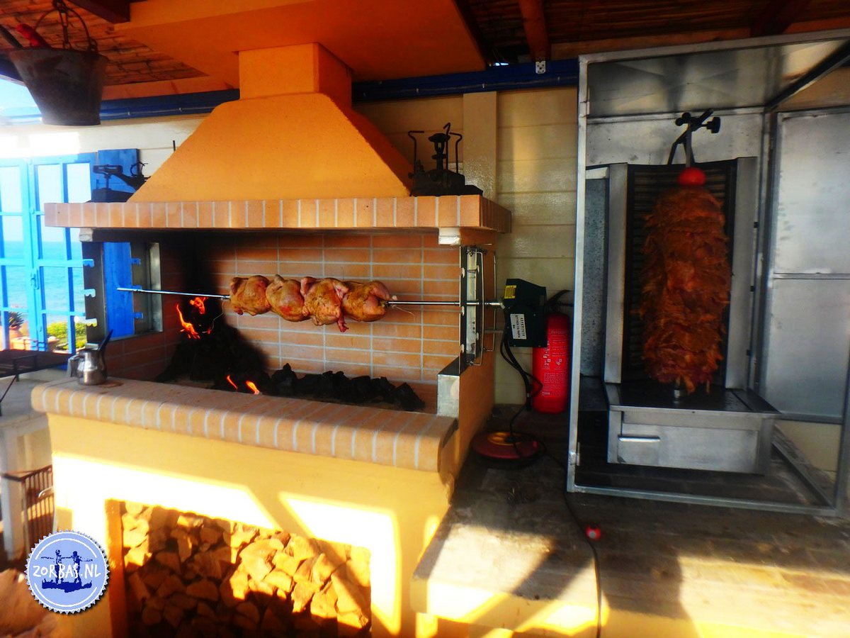 Elke zaterdag en zondag grill op Zorbas Island.