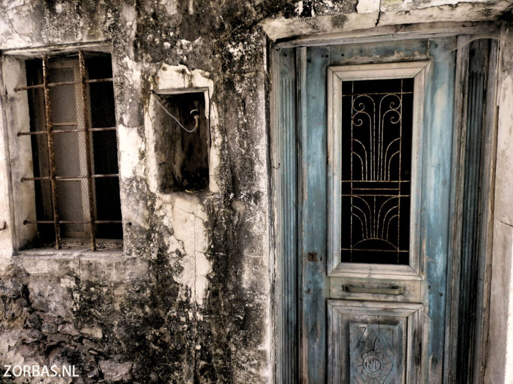 wandelen door de verlaten straatjes van het spookdorp Kalami in zuid Kreta