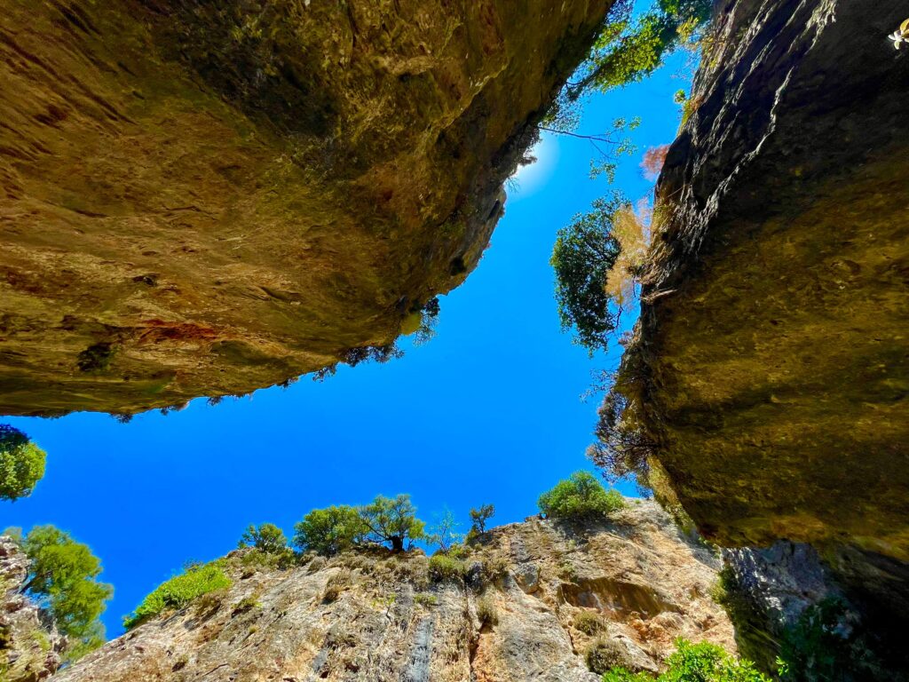 Kreta te voet ontdekken is een fantastische ervaring, vol met adembenemende landschappen en verborgen schatten. Het eiland biedt een diversiteit aan wandelroutes, van uitdagende kloven tot schilderachtige kustpaden.