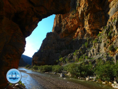 de Imbros kloof is een uitstekend en veelgebruikt alternatief voor de Samaria kloof, vooral als die laatste gesloten is (meestal in de wintermaanden vanwege water). Het is een kortere (ongeveer 8 km), minder zware en toegankelijkere wandeling met indrukwekkende, smalle passages, ideaal voor gezinnen en minder ervaren wandelaars, en is vaak het hele jaar door open (behalve bij extreme sneeuw of regen). 