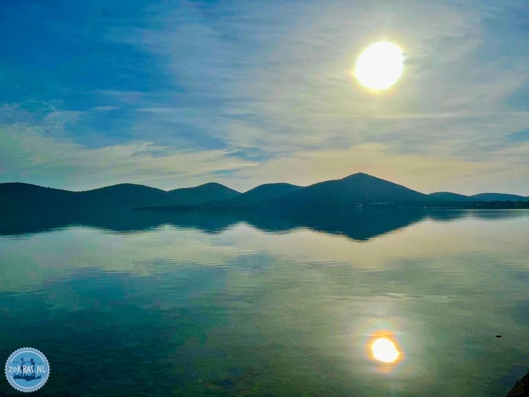 de omgeving van de baai van Elounda, inclusief het schiereiland Spinalonga (ook wel Kolokytha genoemd), is een prachtig en populair wandelgebied met panoramische uitzichten over de Mirabello-baai, historische ruïnes van Venetiaanse forten en het voormalige leprazieken-eiland, met zowel gemakkelijke kustwandelingen als rondes over heuvels. Je vindt er een mix van cultuur (de vesting, het 'lepra-eiland') en natuur (rustige stranden, kleine kerkjes), en kunt er goed combineren met een boottocht. 