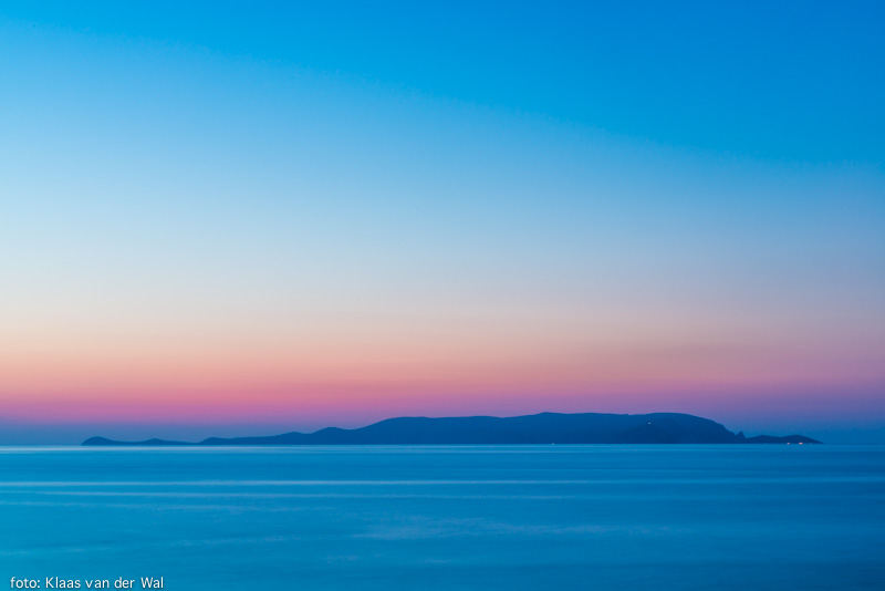 de kleuren van het onbewoonde eiland Dia tegenover Heraklion zijn spectaculair tijdens zonsondergang, vaak omschreven als een magische en romantische ervaring. Tijdens de schemering veranderen de tinten in de lucht en op het water, wat een prachtig uitzicht biedt vanaf een zeilboot, de beste manier om de zonsondergang te ervaren en op Zorbas Island Kokkini hani