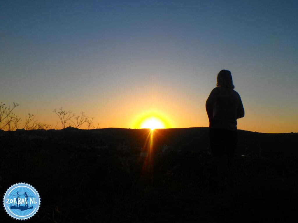 we staan vandaag vroeg op voor de zonsopkomst wandeling op Kreta. Dat is een prachtig plan! Kreta staat bekend om zijn adembenemende landschappen en zonsopkomsten, dus dat wordt vast een onvergetelijke ervaring.