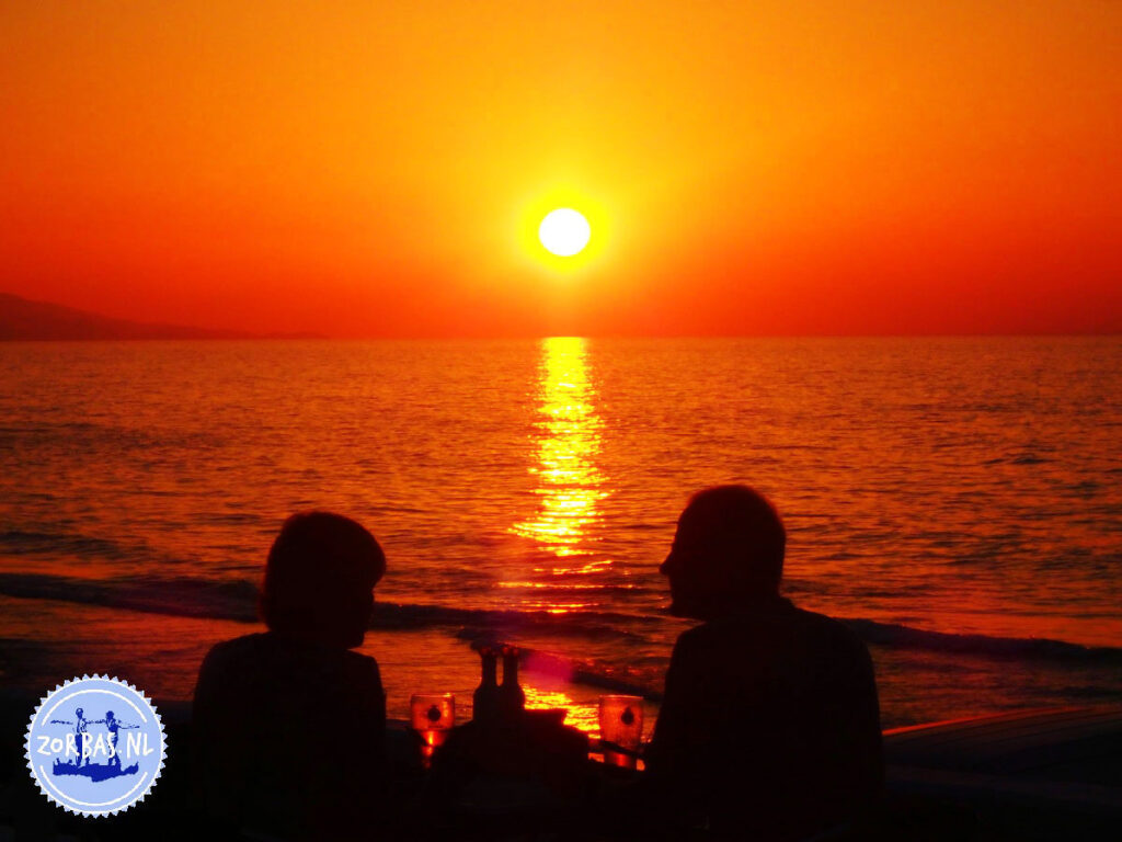 Zorgeloos genieten in de meivakantie of augustus - Jouw droomvakantie op Zorbas Island begint hier: Er gaat niets boven de persoonlijke sfeer van Zorbas Island. Hier ben je geen nummer, maar een gewaardeerde gast in onze 'Zorbas-familie'. Onze locatie in Kokkini Hani is de perfecte uitvalsbasis voor een vakantie vol avontuur en ontspanning. Van gezellige Griekse avonden tot prachtige excursies; het eilandgevoel is hier overal aanwezig.
