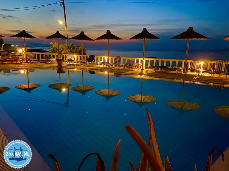 Ook in de avond is het uitzicht op Zorbas Island prachtig