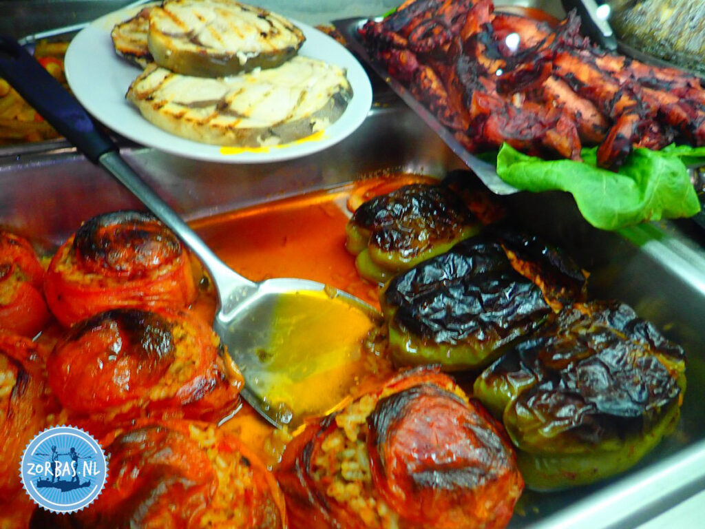 Bij ons kunt u in de avond lekker zitten aan de bar, aan een gezellig tafeltje rond het zwembad, in de zwoele atmosfeer die Kreta u schenkt. Heerlijk op een zwoele avond genieten na een zonovergoten dag op Kreta! Vakantie in Kokkini is genieten voor iedereen!