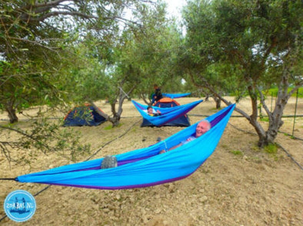 kamperen in een olijfgaard op Kreta is een unieke en avontuurlijke ervaring die je dicht bij de natuur en de Griekse cultuur brengt. Het biedt een rustige, schaduwrijke plek, vaak in de buurt van traditionele dorpjes en wandelpaden. Het is een ideale manier om te ontsnappen aan de drukte en het 'echte' Kreta te ervaren.