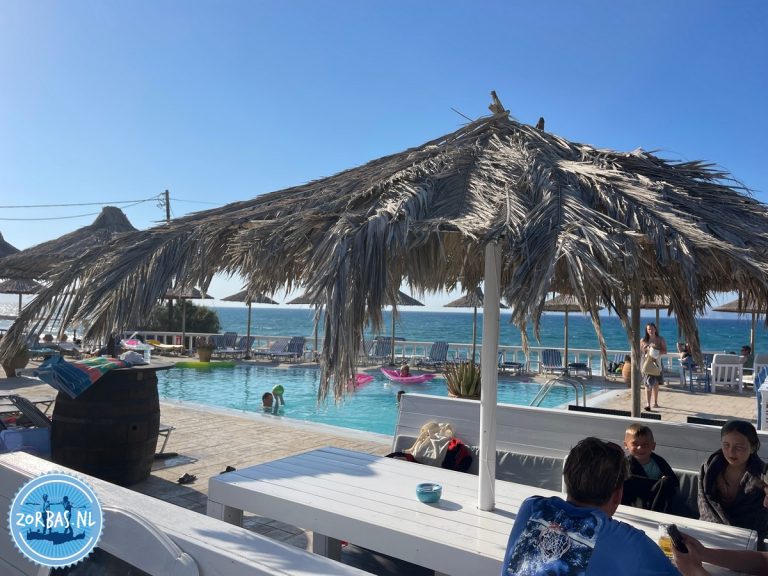 Stel je bij een verblijf rond Zorbas Island (nabij Kokkini Hani/Chersonissos) een typisch Griekse setting voor: een rustig zwembad, azuurblauwe zee op enkele meters afstand, en het geluid van de golven. Geniet van een ontspannen sfeer met dagverse Griekse gerechten, snorkelmogelijkheden en uitzicht op de kustlijn