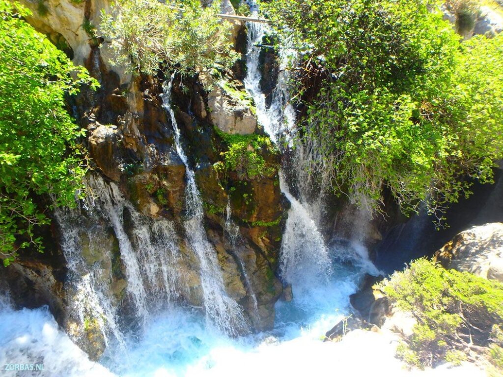 Er zijn tientallen watervallen op Kreta, vooral verscholen in de bergachtige kloven, hoewel het eiland niet direct bekendstaat als een typisch watervalland. De meeste watervallen zijn te vinden in het oosten en in de buurt van Rethymnon en zijn vaak bereikbaar via mooie wandelroutes.