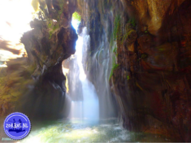 in het voorjaar (april-juni) zijn er op Kreta veel watervallen en stroomt er volop water in de rivieren en kloven door de smeltende sneeuw in de bergen. Het is de beste periode om de weelderige natuur te zien, met name in de kloven.