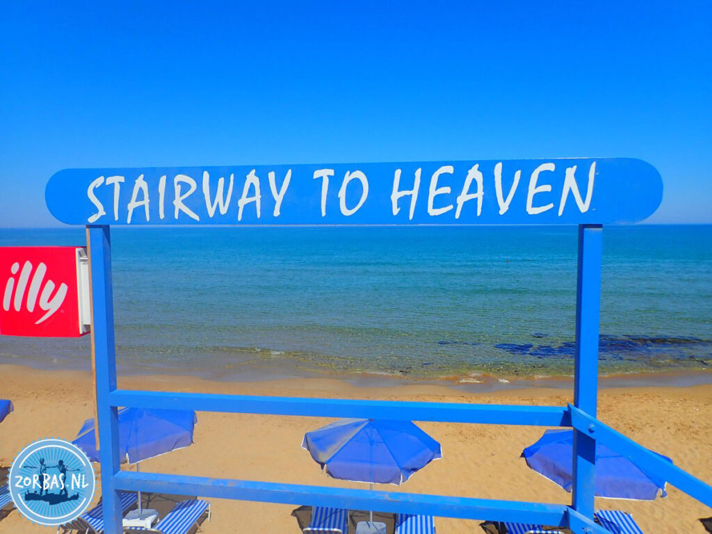 Het uitzicht bij Zorbas Island in Kokkini Hani is zeker de moeite waard, vooral omdat het complex direct aan de Egeïsche Zee ligt. Het biedt dat typische, weidse uitzicht over het diepblauwe water waar Kreta om bekend staat.