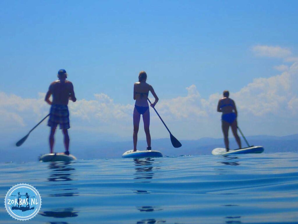 je kunt uitstekend suppen (Stand Up Paddleboarding) in Kokkini Hani op Kreta. Het is een populaire activiteit in deze regio.