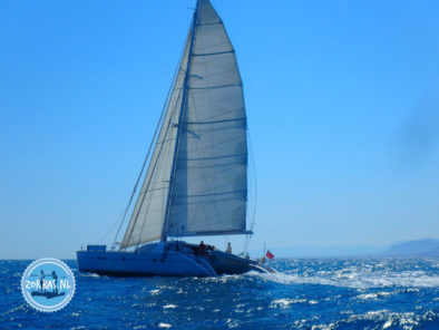 een catamaran-excursie naar het eiland Dia met Zorbas Island is erg leuk en wordt als een aanrader beschouwd. Het biedt een ontspannende dagtocht met zeilen, snorkelen, zwemmen in afgelegen baaien en vaak een inbegrepen lunch, genietend van het heldere water en de unieke natuur rond het onbewoonde eiland.