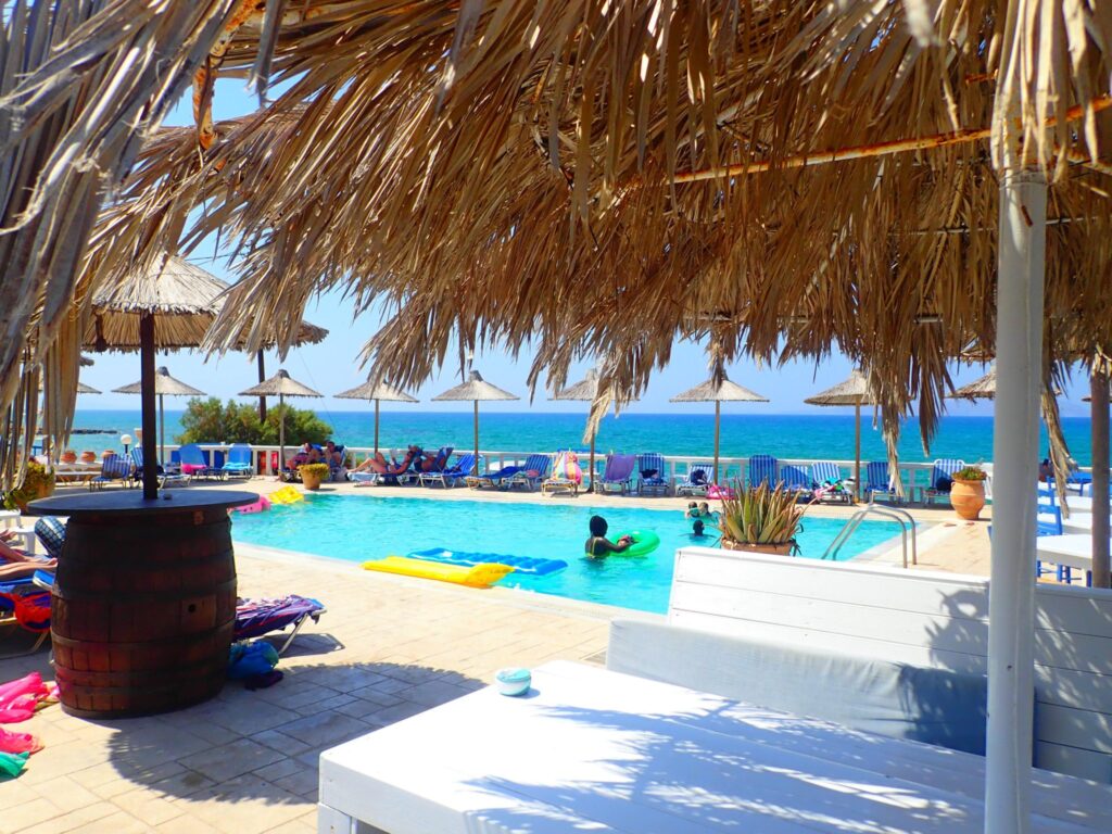 een vakantie op Kreta is erg leuk en zeer veelzijdig, ideaal voor zon, cultuur, natuur en uitgaan. Het grootste Griekse eiland biedt prachtige stranden (Balos, Elafonisi), historische bezienswaardigheden (Knossos), sfeervolle steden (Chania, Rethymnon) en een gastvrije cultuur. Het is perfect voor zowel strandliefhebbers als actieve vakantiegangers.