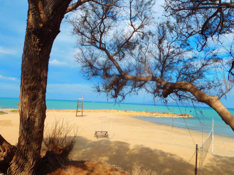 Een vakantie op Kreta is ontzettend leuk en veelzijdig. Het Griekse eiland staat bekend om zijn gastvrijheid (gemiddeld een 8,5), prachtige stranden zoals Balos Beach en Elafonisi, en heerlijk eten. Het biedt een perfecte mix van zon, zee, strand, cultuur (zoals Knossos) en een indrukwekkend bergachtig achterland.