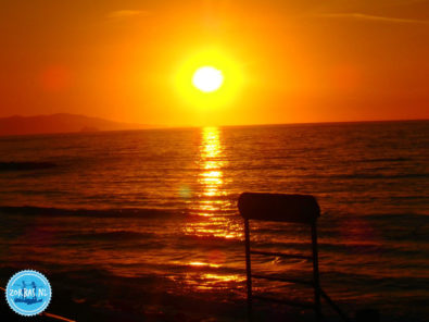 Als de zon ondergaat is de lucht mooi oranje, elke dag andere kleuren in Kokkini hani Kreta