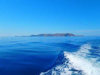 Het uitzicht van Zorbas Island op Dia eiland vanaf Kokkini Hani
