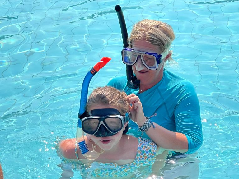 op Kreta kun je op veel plaatsen snorkellessen en begeleide tours volgen, vaak aangeboden door professionele duikscholen in toeristische gebieden zoals Chania, Rethymnon en Plakias. Deze lessen zijn ideaal voor beginners en gezinnen, met instructeurs die de basisvaardigheden en veiligheidsregels aanleren