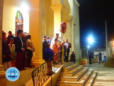 Goede Vrijdag (Megali Paraskevi) op Kreta is een dag van intense rouw en sfeervolle tradities, gekenmerkt door kerkklokken die de hele dag luiden. Het hoogtepunt is de 'Epitaphios-processie' 's avonds, waarbij een versierde baar van Jezus door de straten wordt gedragen, vaak gevolgd door een menigte met kaarsen