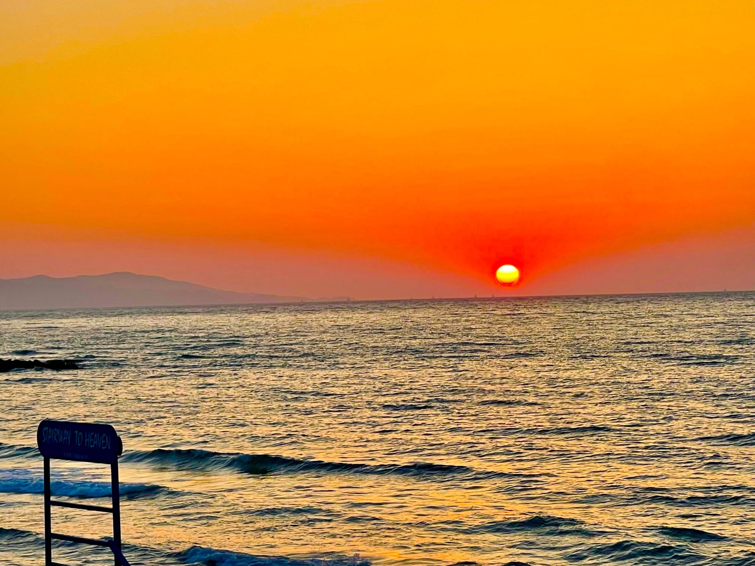 With a pleasant 23°C and a refreshing southwesterly breeze (13 km/h), it is currently lovely to be at the coast. Spring on Crete is showing its best side!