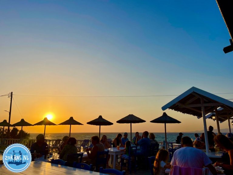 Het weeroverzicht voor de komende dagen laat een constante 30 graden zien. De noordwesterwind van zee zorgt voor een goede luchtcirculatie langs de kust van Kokkini Hani. In de nacht daalt de temperatuur naar een aangename 22 graden.